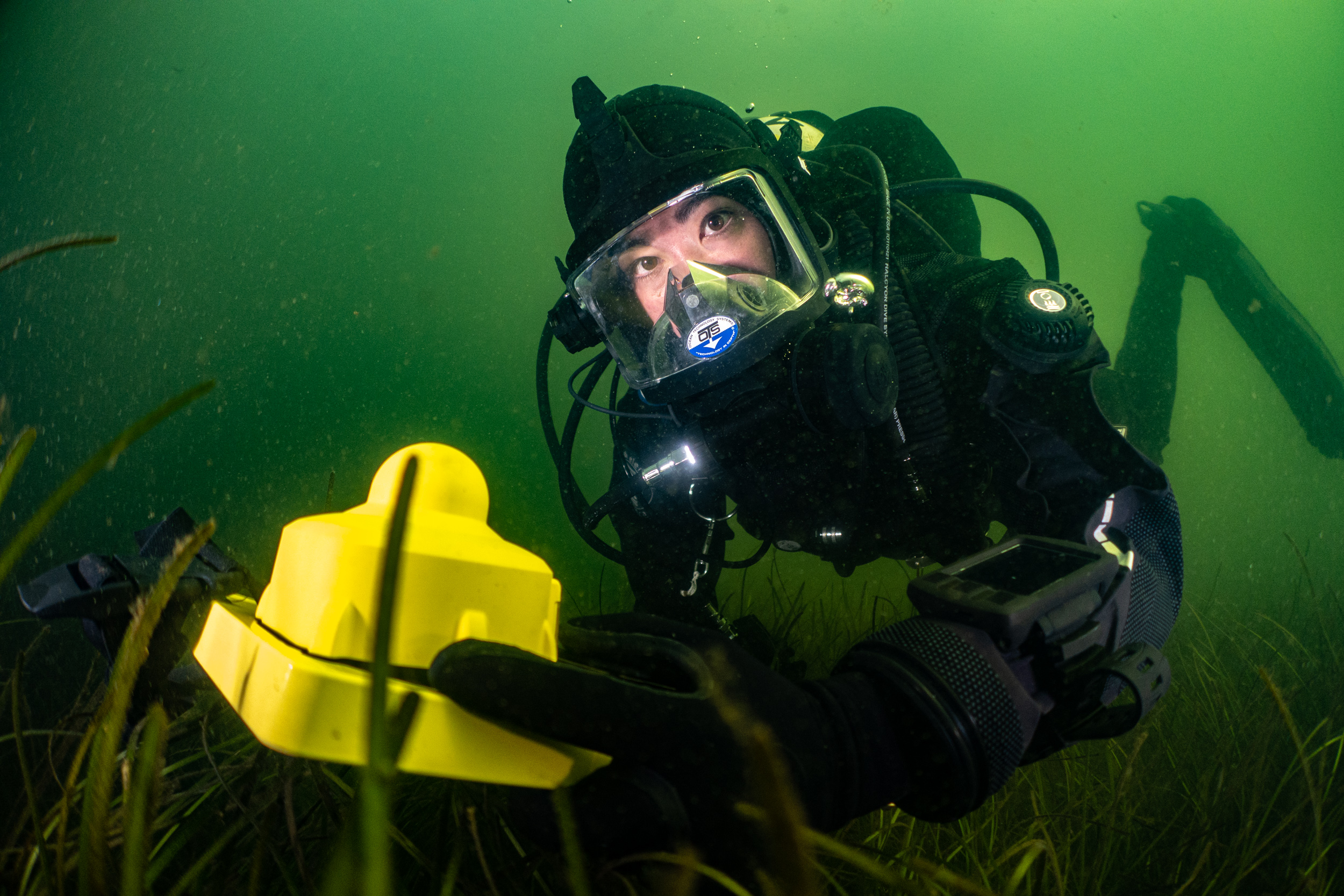 Diver with a UWIS unit and an underwater tablet